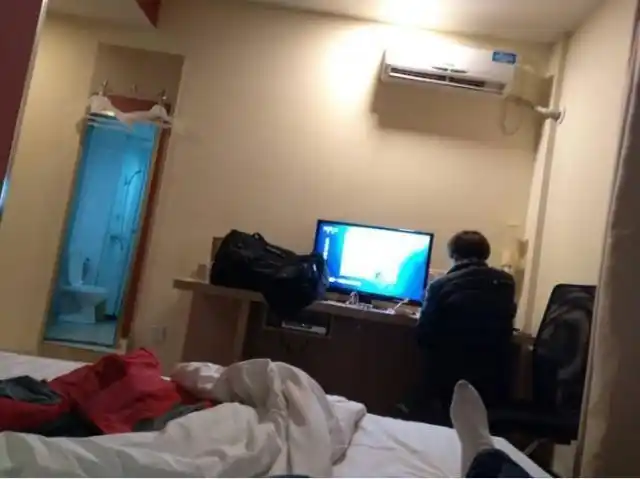 为什么晚上在酒店睡觉时最好将厕所灯打开?保洁大妈道出背后实情_房间