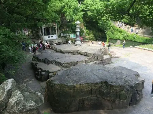 这就是有名的千人石,也叫千人坐