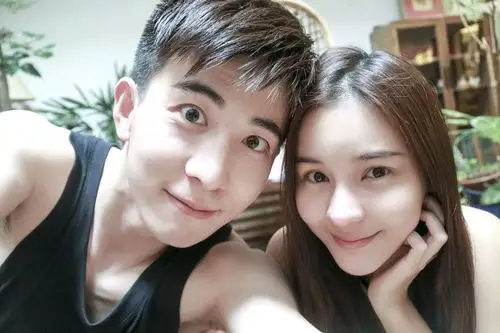 李川李海娜亲密同游马六甲  最萌身高差大玩摸头杀