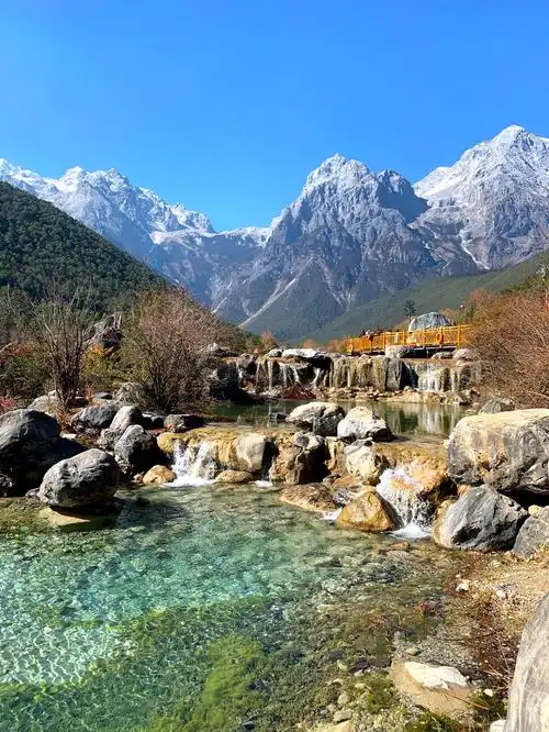 内有甘海子云杉坪牦牛坪冰川公园中国海拔最高的高尔夫球场等三泸沽湖