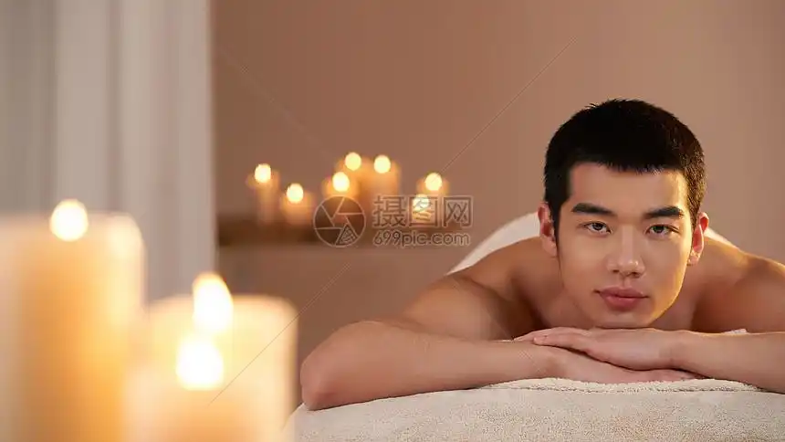 年轻男性spa背部按摩