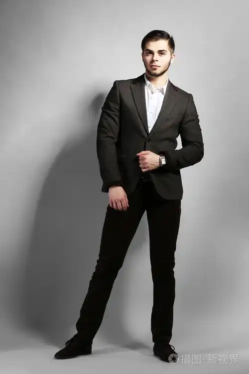 在灰色的背景上西装的优雅男人照片-正版商用图片1isrgt-摄图新视界
