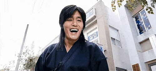 《卡门旺角》 歌神张学友表情包出自王家卫的《旺角卡门》,他对着黑帮