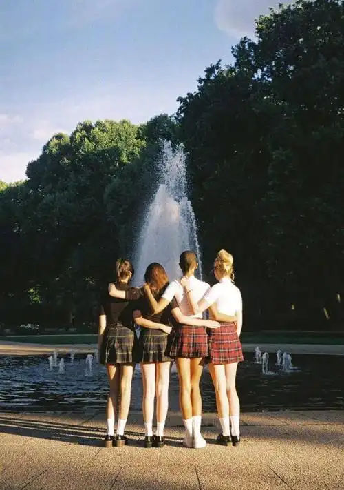 ps:七夕节快到了,给有对象的姐妹送上一波情侣拍照姿势(拿去虐狗吧)