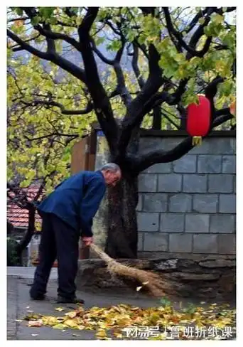 公婆走后的第3年 陪老公回趟老家 晚上几次听到敲门声