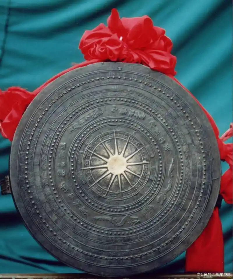 "那么铜鼓是怎么来的呢?广西西林县的壮族老辈讲述了一个神奇的传说.