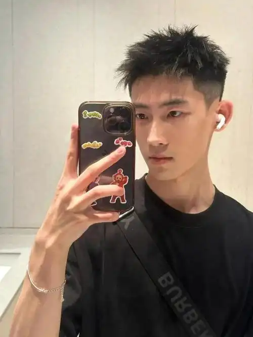 第2款:前刺发型男生的发型没有女生的发型那么复杂,往往只需要简单地