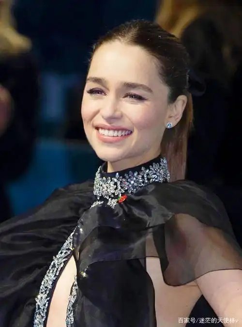 33岁的"龙妈"扎着马尾辫,只有三秒钟,她在笑