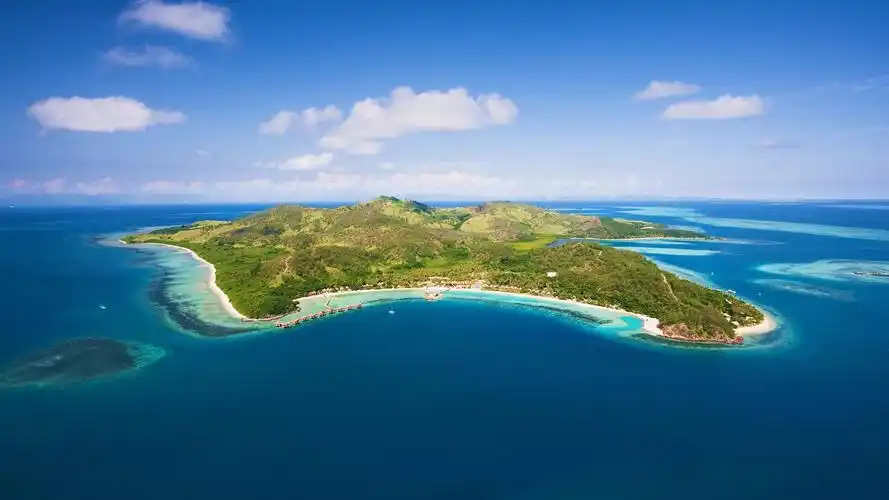 likuliku是斐济语裙摆的意思,弧线排开的水上屋就像美丽的裙摆一样