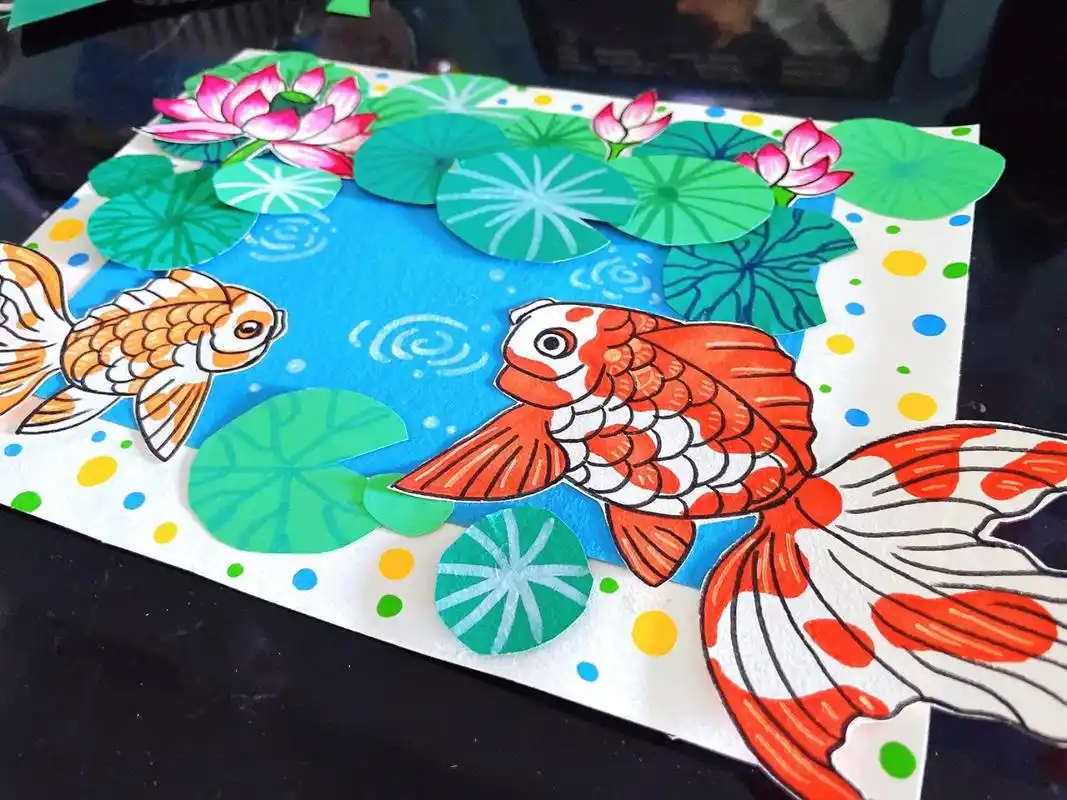 每日分享儿童画《鱼戏莲叶间》 观察金鱼的特征和细节,深入刻画.