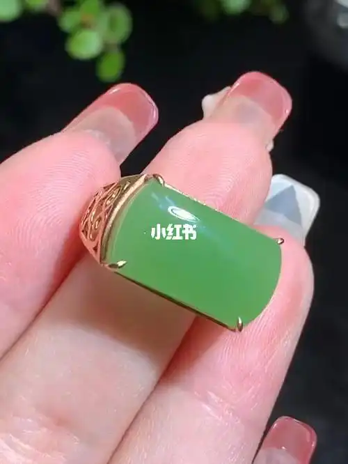 和田玉18k金镶嵌碧玉苹果绿马鞍男戒指