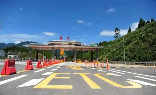 江习高速蔡家收费站刁成明家距离蔡家场镇都有好几十公里,过去要么把