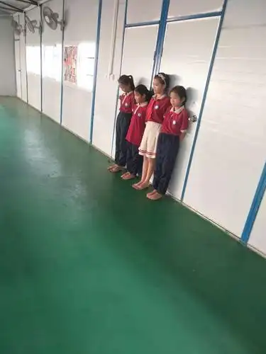 关于排练,老师对姐姐们是非常严格的,偶尔的小偷懒会带来当众罚站的小