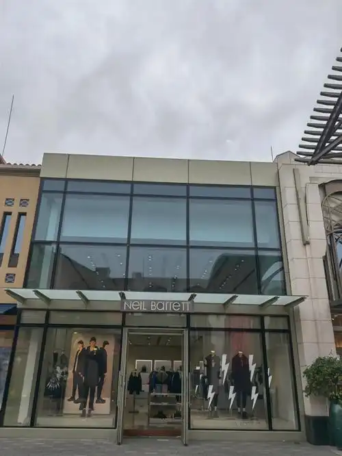 neilbarrett上海比斯特奥特莱斯购物村