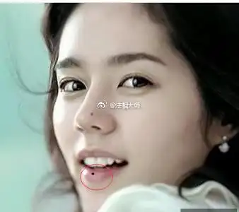 我们来看看下嘴唇的痣与命运会有什么牵连下嘴唇的痣:1,嘴唇主脾,下