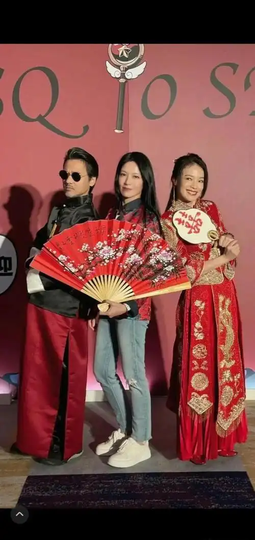 林心如出席舒淇和冯德伦的结婚8周年party这打扮真的很显年轻