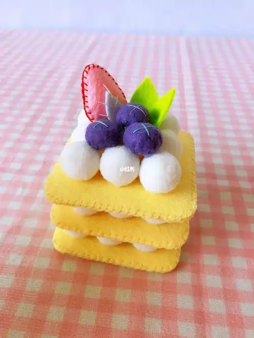 偶然在网上看到不织布做的小蛋糕形象逼真,可爱有趣,然后自己买材料