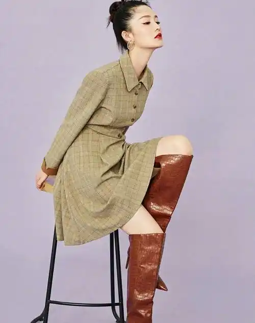 李沁太会拍照了,穿格子裙配中筒靴,坐凳子上尽展大长腿优势