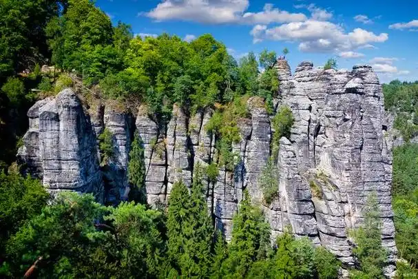 梭布垭石林位于中国湖北省恩施土家族苗族自治州利川市,是利川旅游的