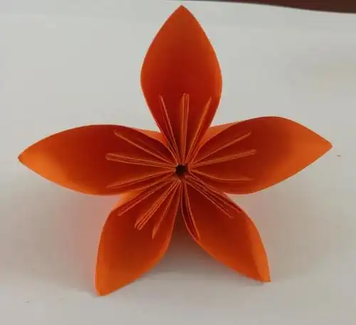 一张彩纸,一个胶棒,轻轻松松折一朵漂亮的纸花