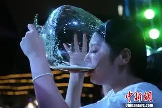 重庆女士用巨型酒杯豪饮啤酒 争夺酒王称号