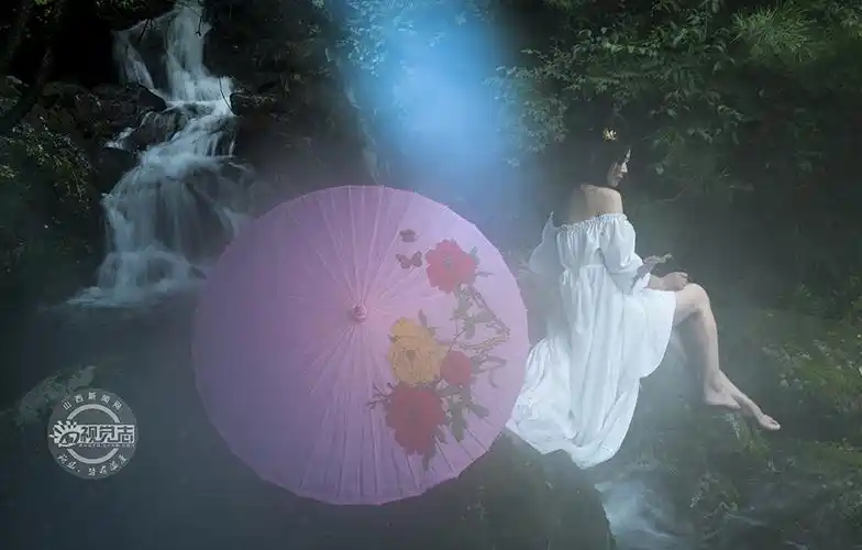 古装美女现身山水间似仙女出浴妩媚多姿