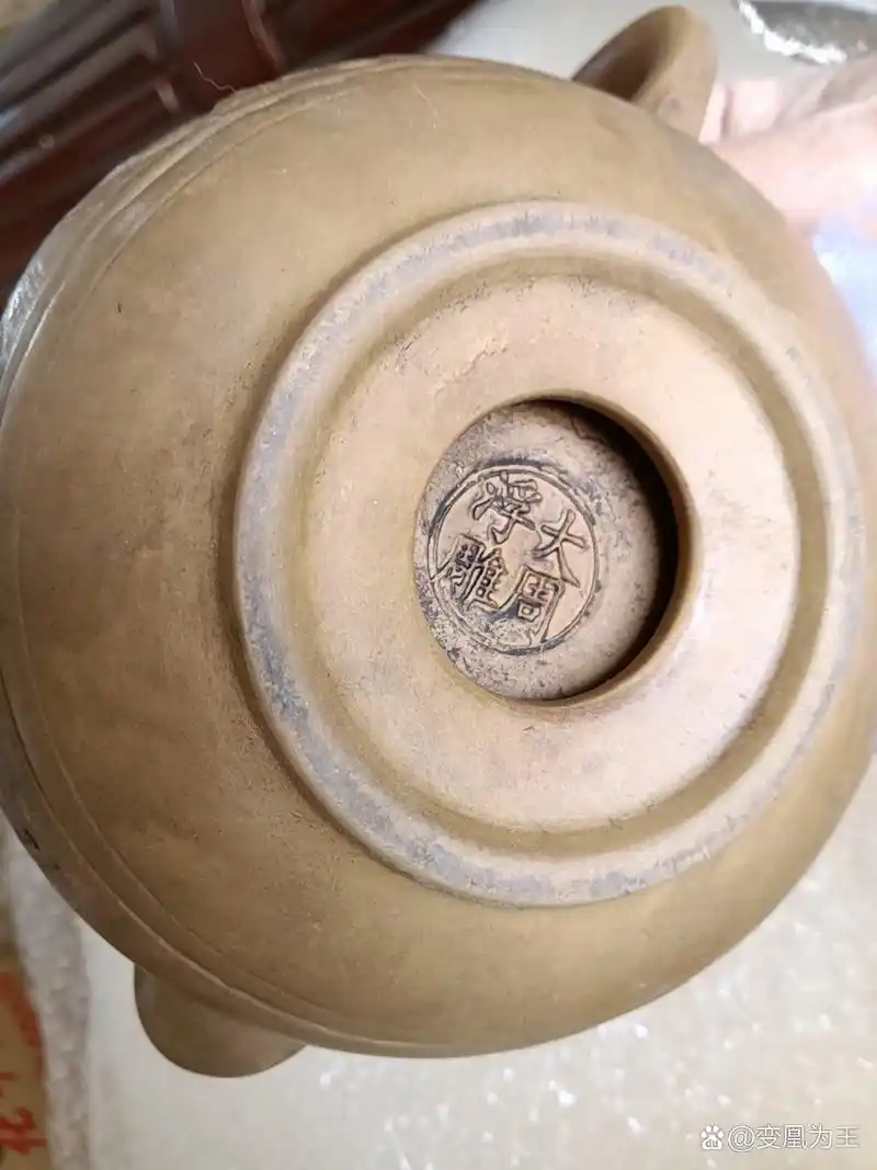 大周浮雕紫砂壶