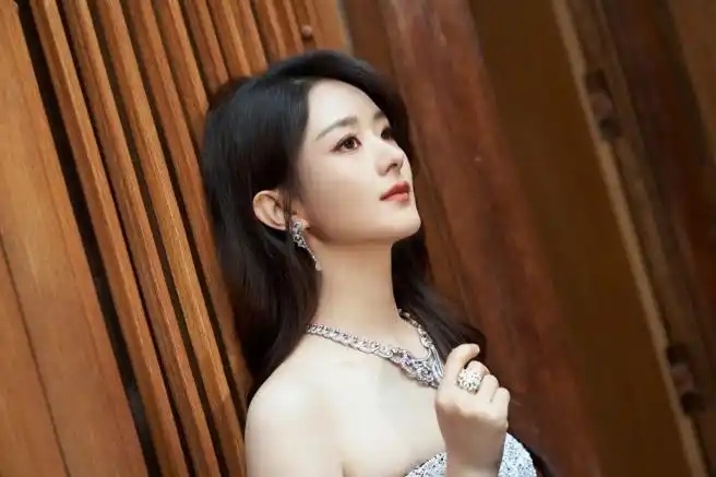 赵丽颖银色镂空裙##赵丽颖晚宴生图##赵丽颖凤尾钻石