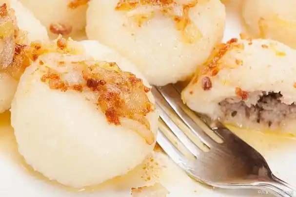 白莲蓉馅是一种常见的中式甜点馅料,以莲子和糯米为主要材料制作而成.