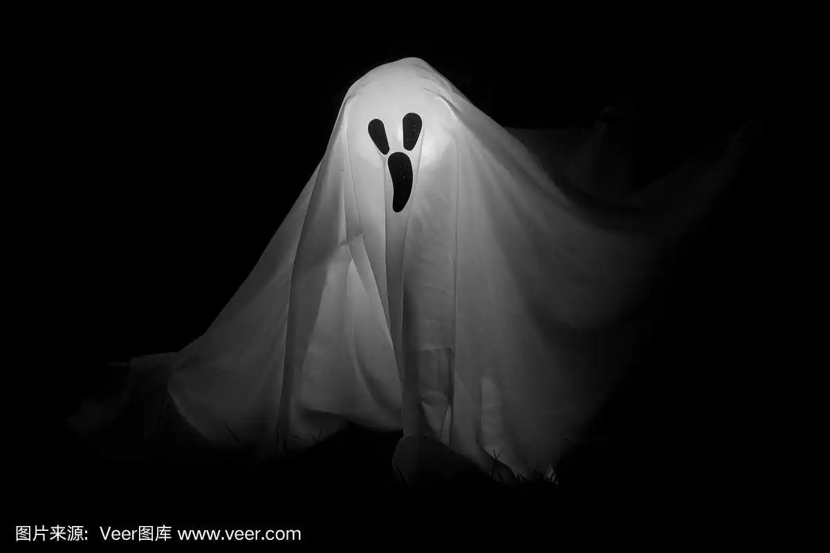 黑色背景上的白色幽灵