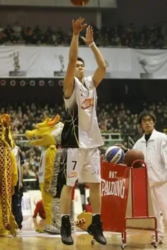 图文cba全明星赛三分球大赛朱芳雨神投射手