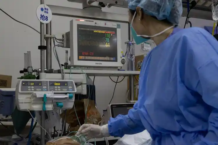 直击瑞金医院急诊抢救室:我们已经是满负荷救治|护士_新浪财经_新浪网