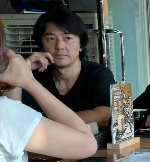 郑伊健被曝真实一面!无滤镜无美颜镜头下,脸上的胡渣都清晰可见