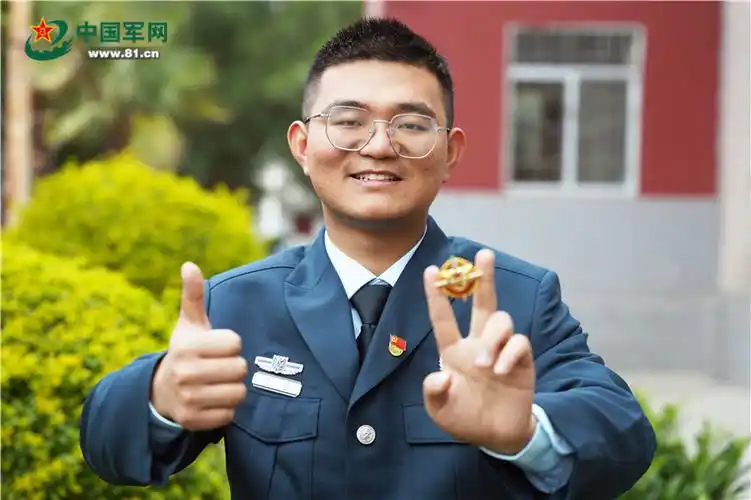 感受荣光,他们戴上了初亮相的"四有"新奖章!