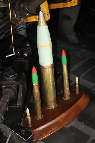 105毫米,40毫米和20毫米炮弹放在一起对比,大小差异一目了然,分别用来