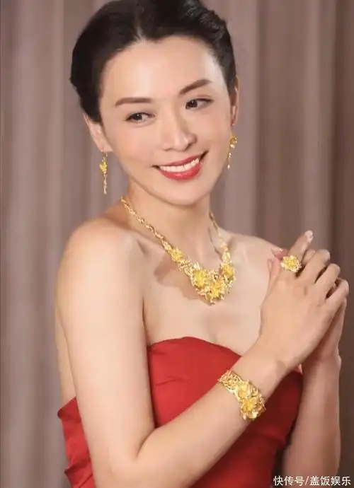 tvb花旦陈炜官宣结婚!满身金器两对金镯抢眼,众明星齐聚排场大