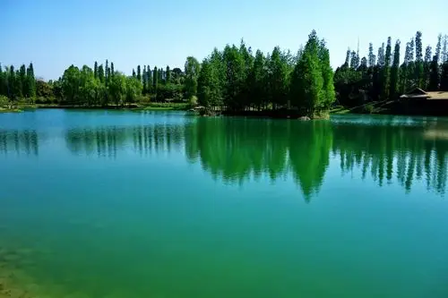 碧绿的湖水让人畄连忘返.