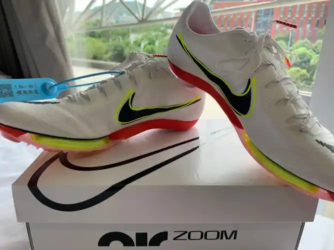 耐克气垫钉鞋是真弹啊