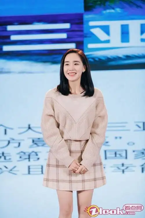 王智担任星推官推介三亚针织衫搭短裙淡雅恬美