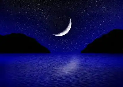 一半的星空反映在水中的月亮照片