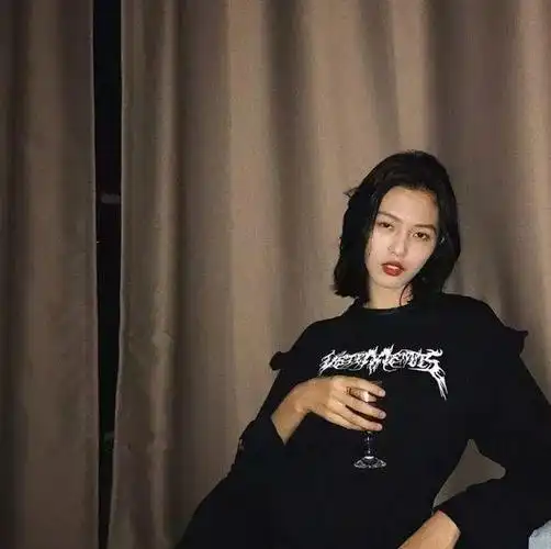 这枚高冷颜的小姐姐入行半年就成lv秀上唯一的中国模特