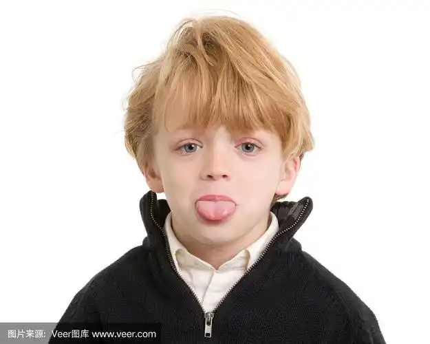 小男孩伸出舌头