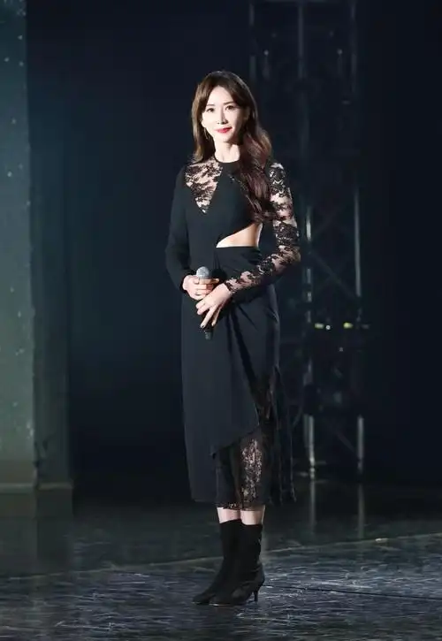 服了林志玲,透视装又开始流行,一身透明薄纱长裙,依旧美得惊艳