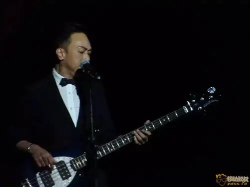 黄家驹"现身"金立m5 plus发布会,与黄家强对唱《海阔天空》