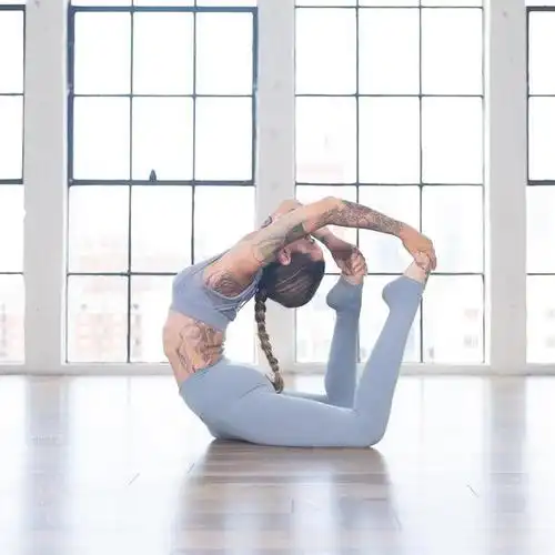 张歆艺也太猛了!39岁还要练腹肌,挑战高难度动作很励志