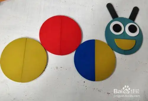 摆上两个左右挨着的黑色半圆形,放在左下挨着,如图.这样就拼组好了.