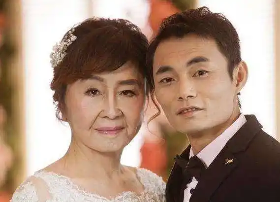 小朱同样如此,看到妻子的容貌变得如此衰老,小朱当然也伤心难过,但正