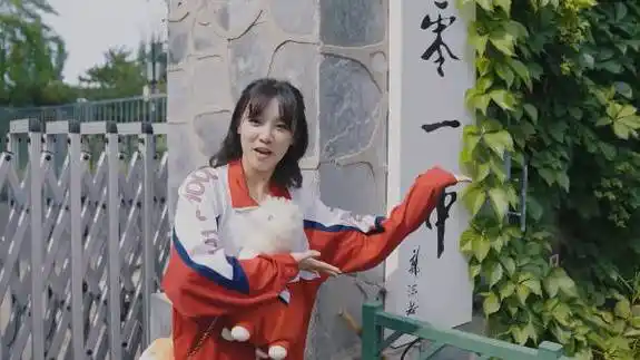 宋雨琦回母校北京101中学 性格好好