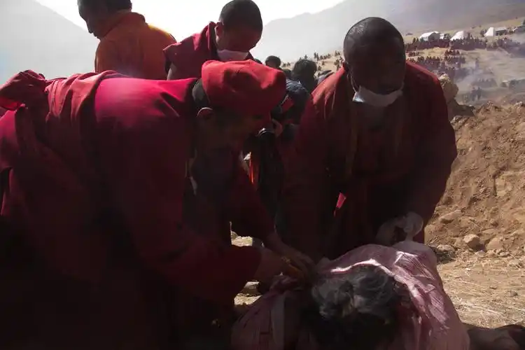 玉树地震遇难者千人火葬现场图