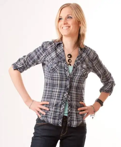 手叉腰,微笑,金发